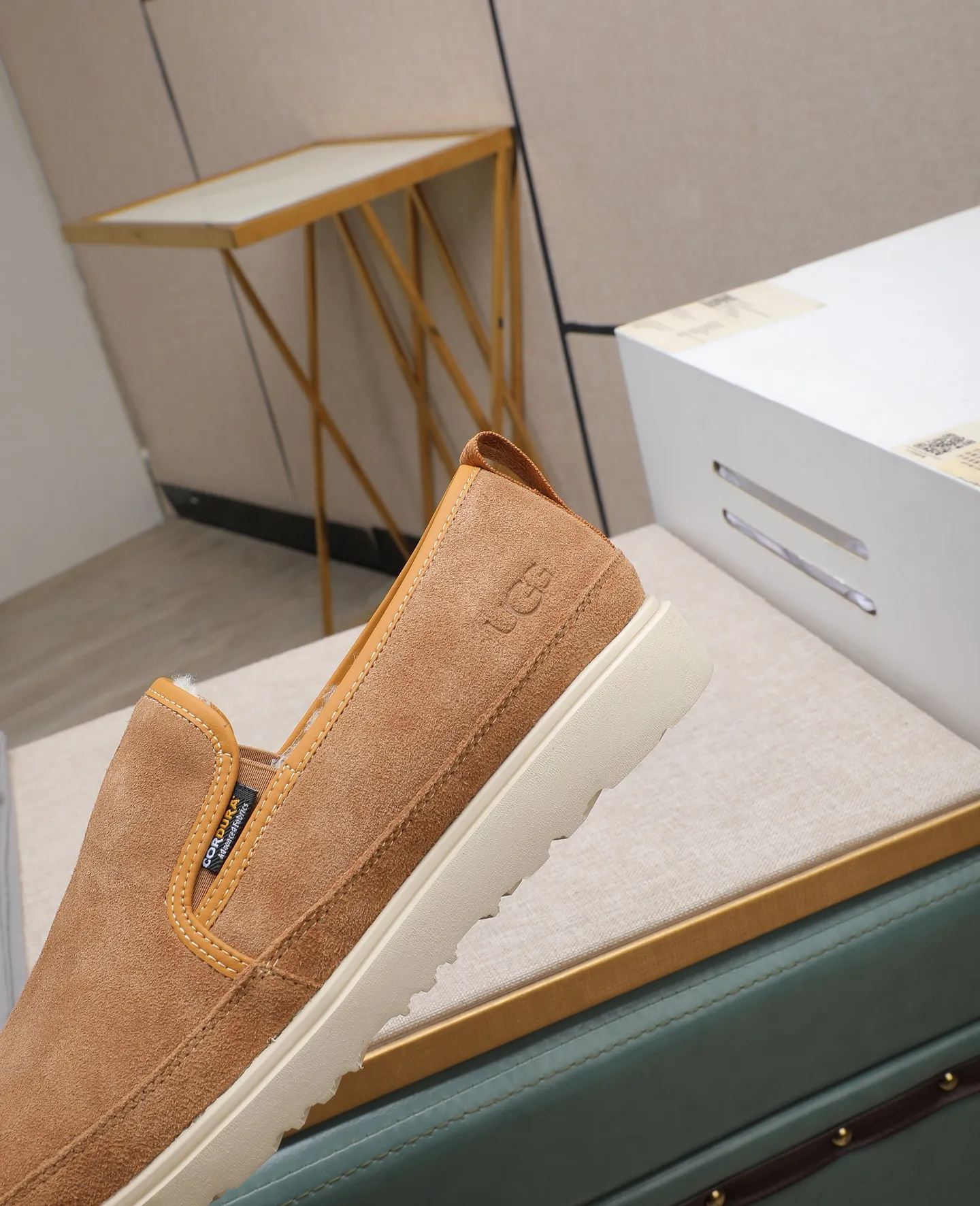 Men's men's shoes 💰560 (full genuine wool lining, 10% off for fake ones) Please note the quality of the original order and compare the thickness of the wool 🏮🏮 Popular UGG men's shoes from Australia's warm luxury brand, the official website is synchronized, Beckham men's style..., made of imported top-layer waxed cowhide, waxed toe box, Australian real wool velvet lining Carefully sewn...Imported rubber Martin boots outsole (comfortable, soft, wear-resistant) The quality is really great...Exquisite workmanship, you can't put it down at first sight, size 39-44 (38 45 custom-made)